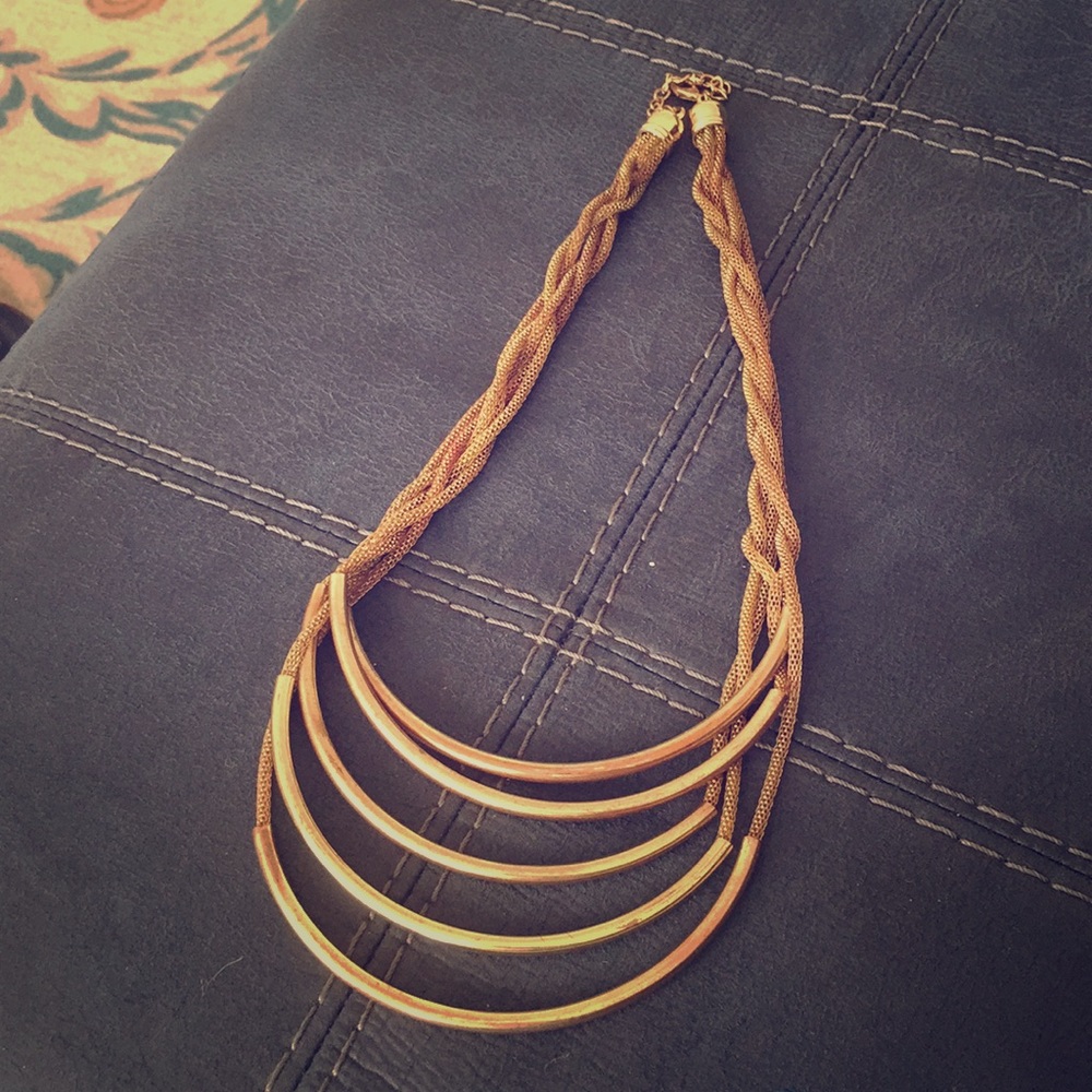 Elegant gold necklace